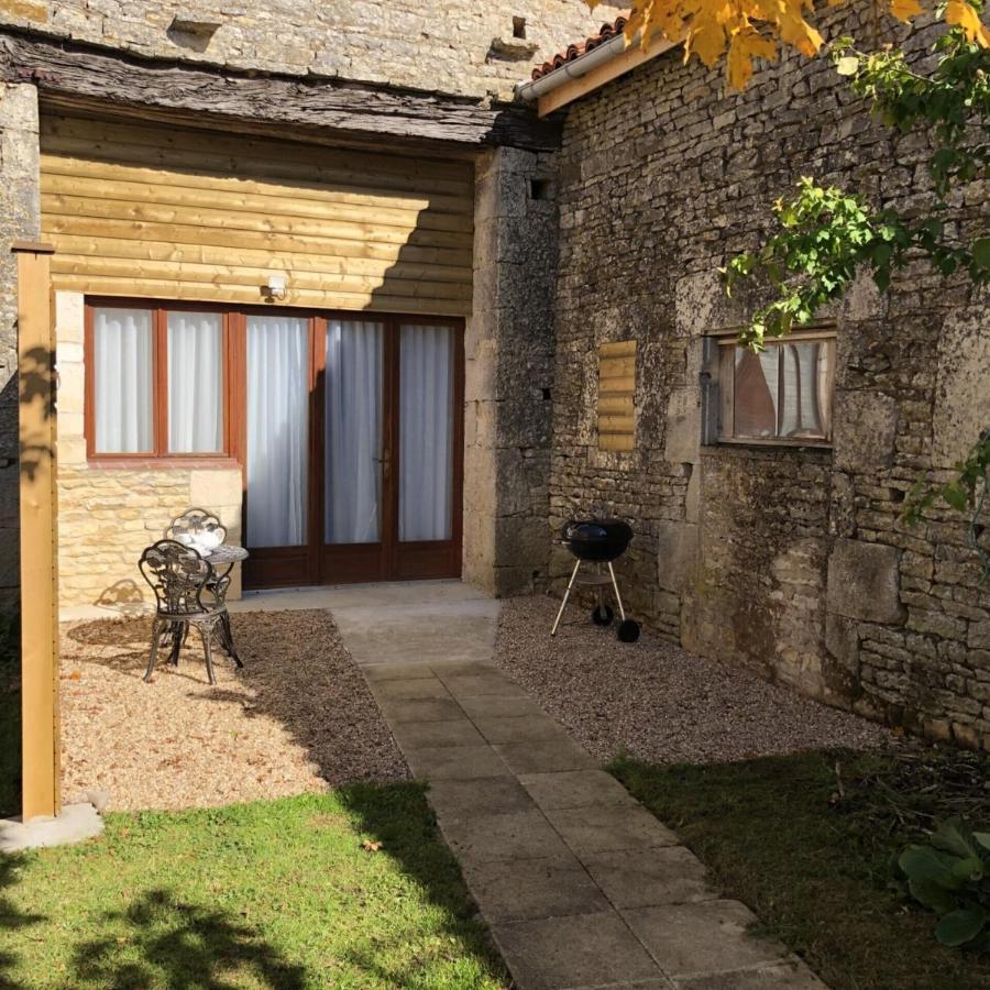 Blacksmiths Apartment In Blanzay - 1 Bed Exterior foto
