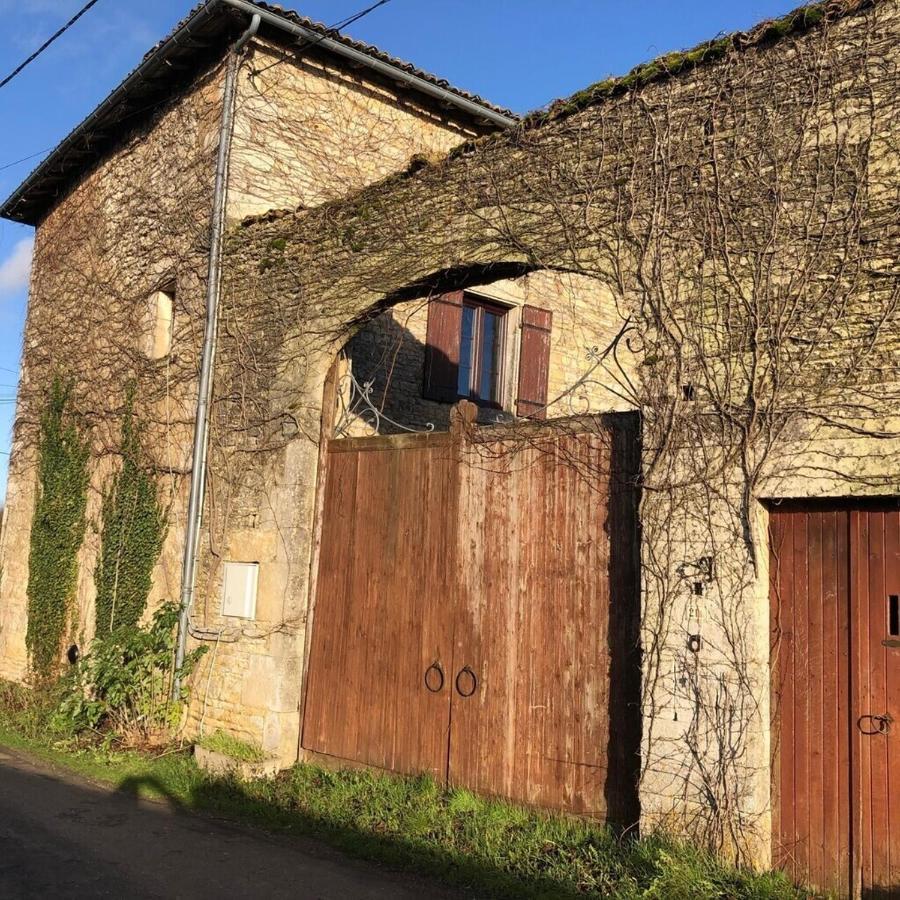 Blacksmiths Apartment In Blanzay - 1 Bed Exterior foto