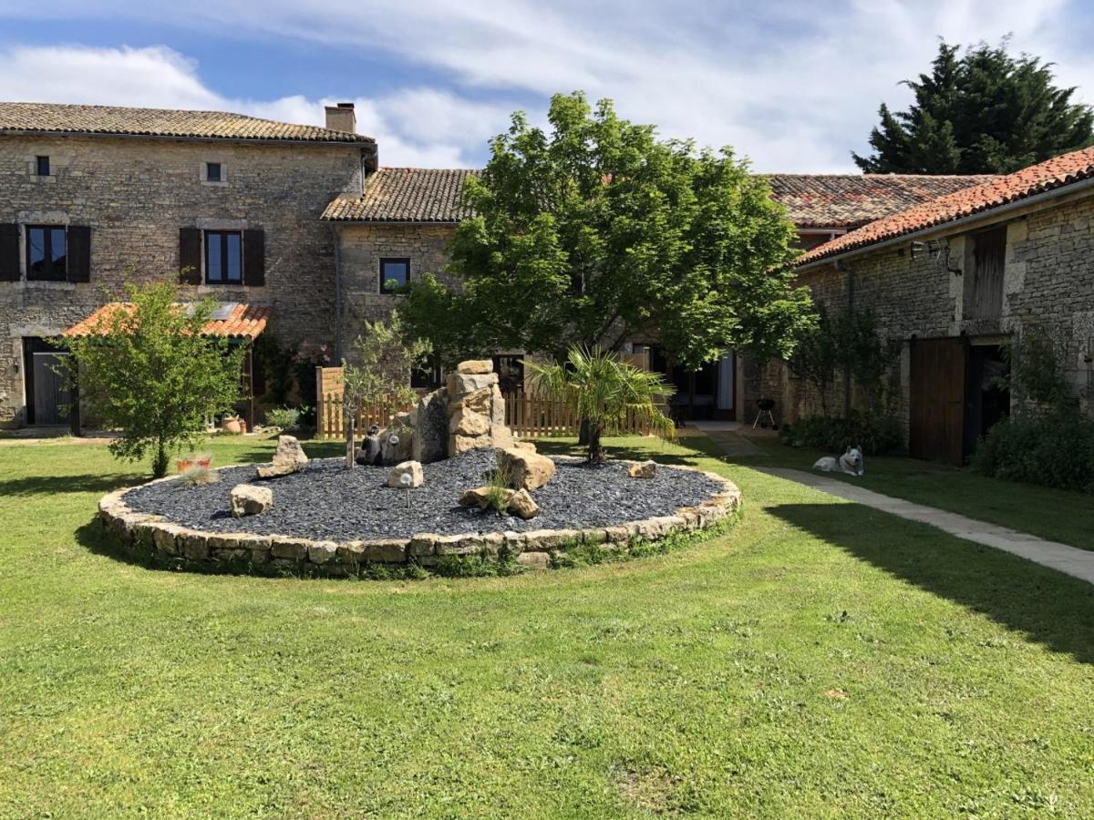 Blacksmiths Apartment In Blanzay - 1 Bed Exterior foto